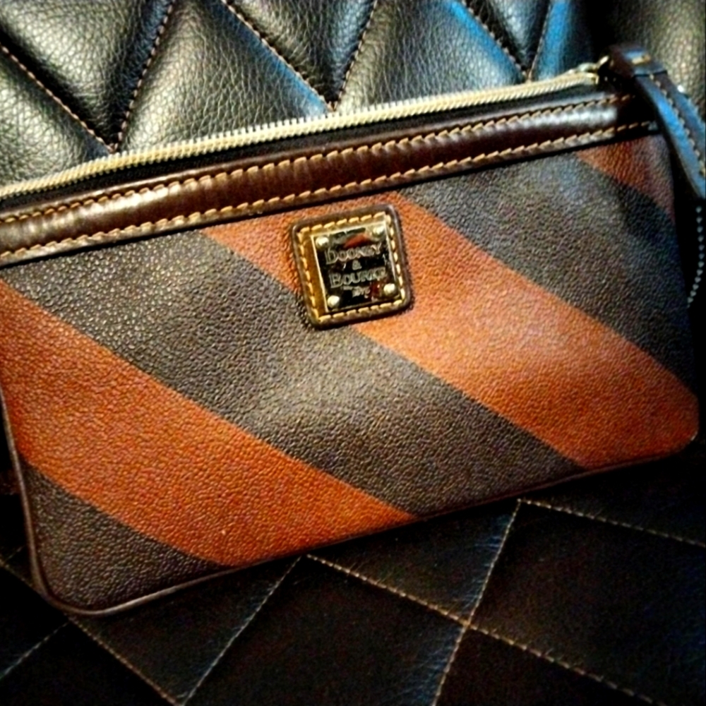 Dooney & Bourke small purse - Picture 1 of 2